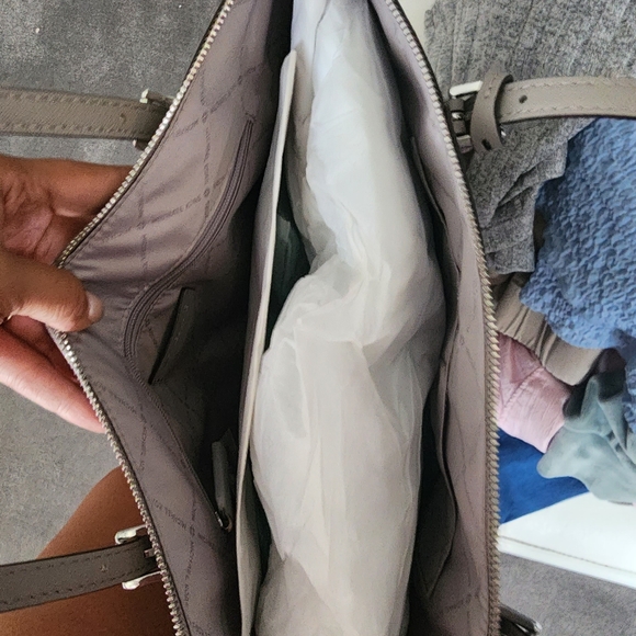 MICHAEL KORS JET SET TOTE IN GRAY - Picture 5 of 12